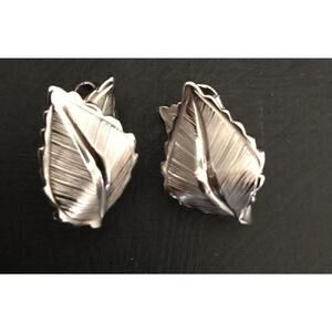 Vintage 1960s Signed Giovanni Silvertone Non-Pierced Clip On Earrings Leaf